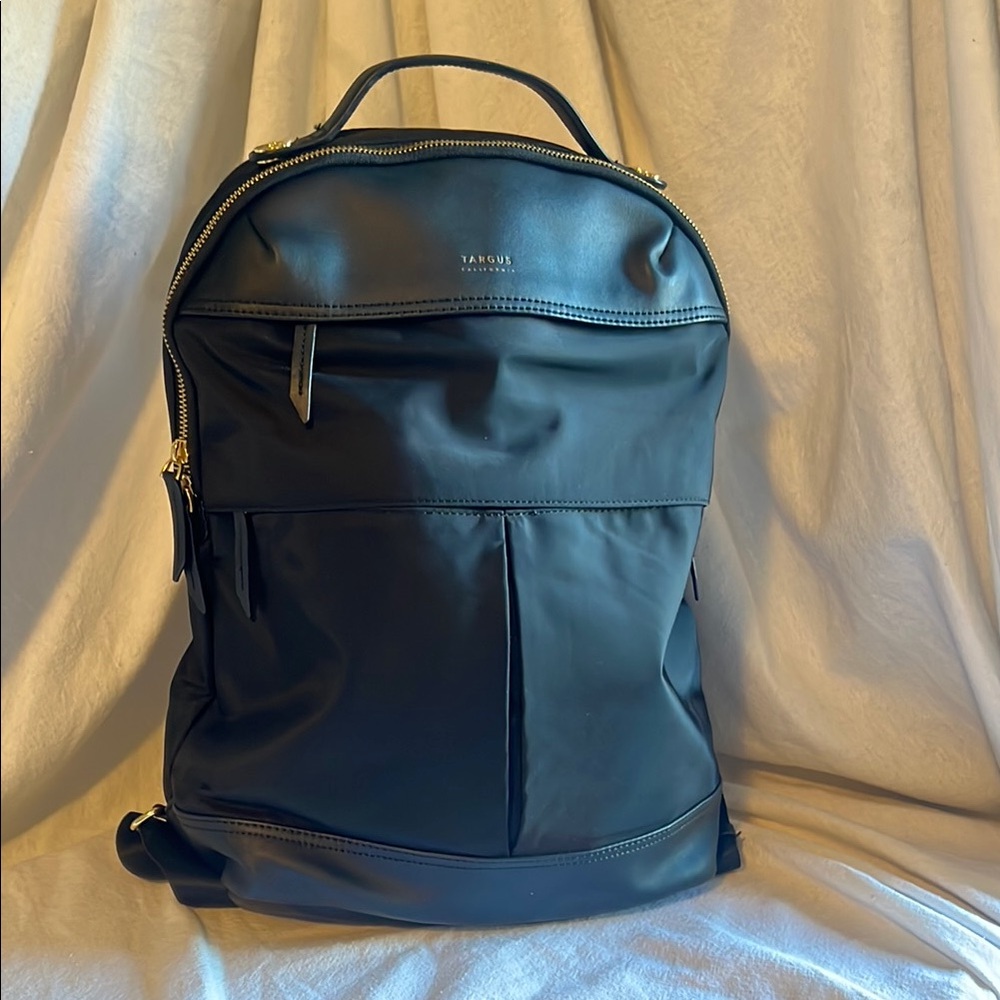 Targus Black Backpack with Rounded Shape and Sturdy Handle